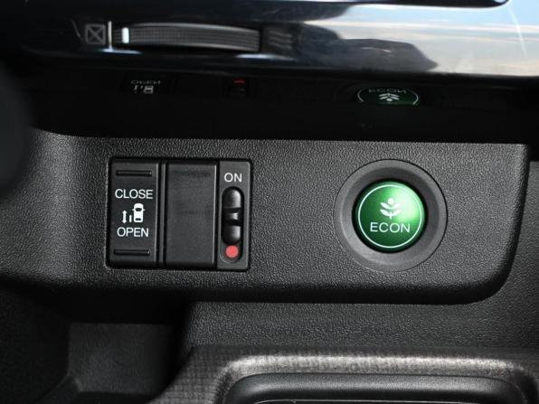 Honda Stepwgn V с пробегом 2016 года, цена 1 549 000 рублей, 201345 км, минивэн, Автокод Объявления