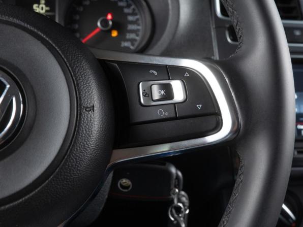 Volkswagen Polo V Рестайлинг с пробегом 2018 года, цена 1 035 000 рублей, 159384 км, седан, Автокод Объявления