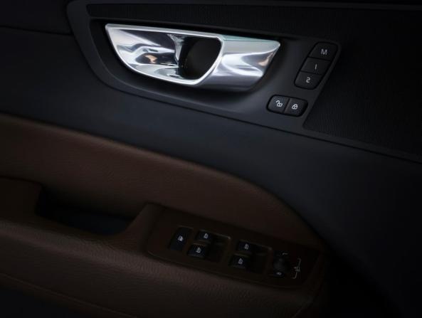 Volvo XC60 II Рестайлинг с пробегом 2022 года, цена 4 258 000 рублей, 40000 км, внедорожник, Автокод Объявления