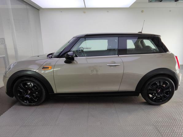 Mini Hatch III (F55/F56) Рестайлинг с пробегом 2018 года, цена 1 520 000 рублей, 111458 км, хэтчбек, Автокод Объявления