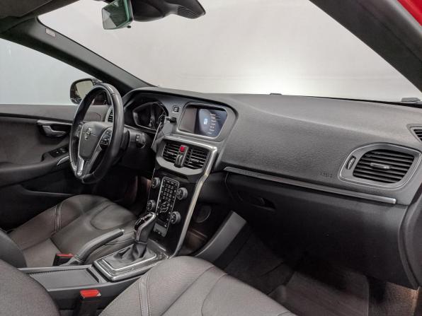 Volvo V40 Cross Country I Рестайлинг с пробегом 2019 года, цена 2 095 000 рублей, 64100 км, хэтчбек, Автокод Объявления