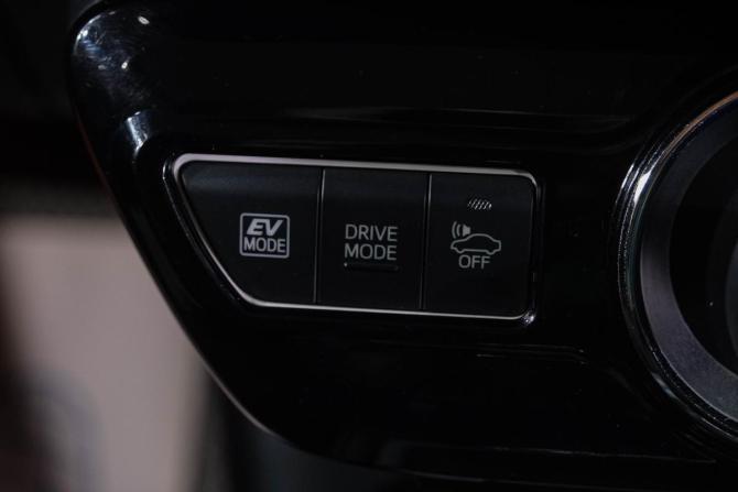 Toyota Prius IV (XW50) с пробегом 2016 года, цена 1 629 000 рублей, 112000 км, лифтбек, Автокод Объявления