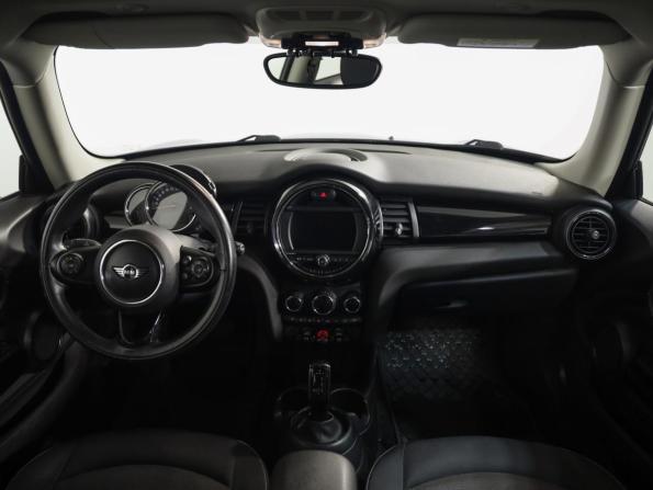 Mini Hatch III (F55/F56) Рестайлинг с пробегом 2018 года, цена 2 129 000 рублей, 60000 км, хэтчбек, Автокод Объявления