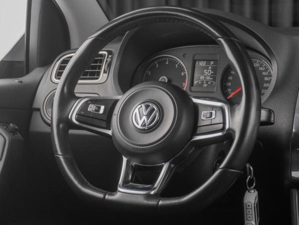 Volkswagen Polo V Рестайлинг с пробегом 2019 года, цена 1 399 000 рублей, 89136 км, седан, Автокод Объявления