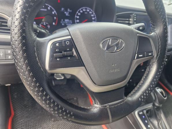 Hyundai Solaris II с пробегом 2017 года, цена 982 500 рублей, 158000 км, седан, Автокод Объявления