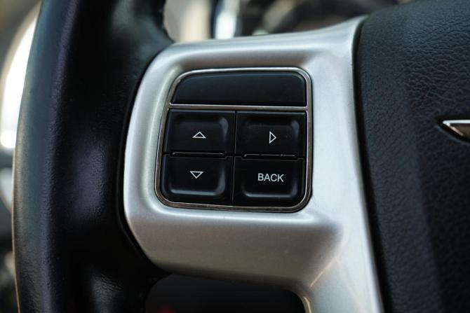Chrysler Town &amp; Country V Рестайлинг с пробегом 2011 года, цена 999 999 рублей, 304000 км, минивэн, Автокод Объявления