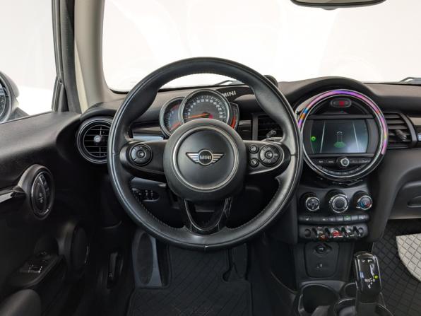 Mini Hatch III (F55/F56) Рестайлинг с пробегом 2018 года, цена 1 850 000 рублей, 73652 км, хэтчбек, Автокод Объявления
