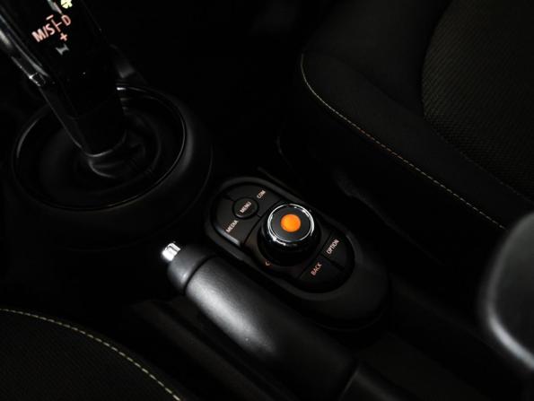 Mini Hatch III (F55/F56) Рестайлинг с пробегом 2021 года, цена 2 289 000 рублей, 70244 км, хэтчбек, Автокод Объявления