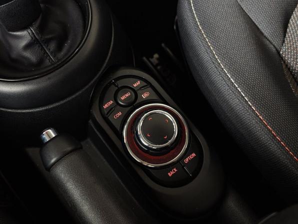 Mini Hatch III (F55/F56) Рестайлинг 2 с пробегом 2022 года, цена 2 650 000 рублей, 38691 км, хэтчбек, Автокод Объявления