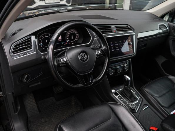 Volkswagen Tiguan II с пробегом 2018 года, цена 1 890 000 рублей, 210976 км, внедорожник, Автокод Объявления