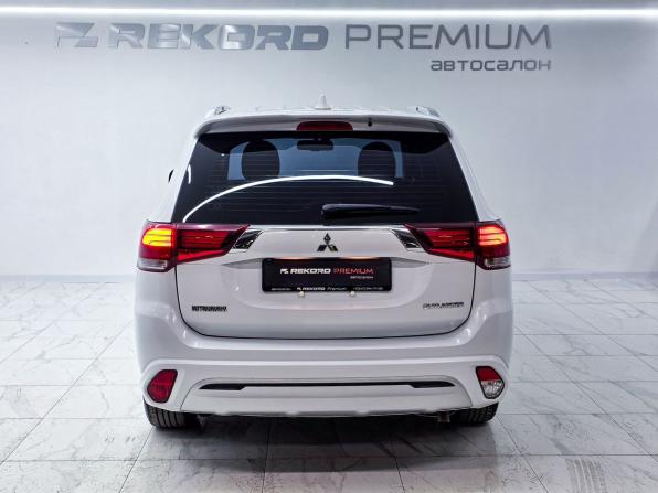Mitsubishi Outlander III Рестайлинг 3 с пробегом 2022 года, цена 2 439 000 рублей, 63267 км, внедорожник, Автокод Объявления