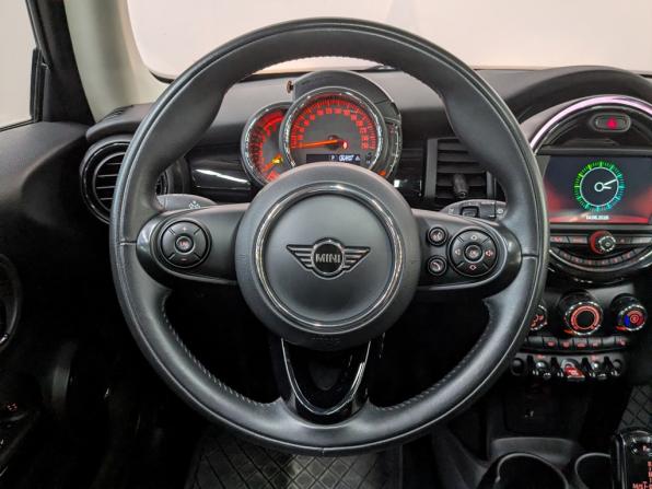Mini Hatch III (F55/F56) Рестайлинг с пробегом 2019 года, цена 1 950 000 рублей, 42925 км, хэтчбек, Автокод Объявления