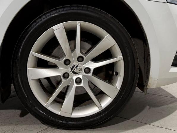 Skoda Octavia III (A7) Рестайлинг с пробегом 2019 года, цена 1 699 800 рублей, 216000 км, лифтбек, Автокод Объявления