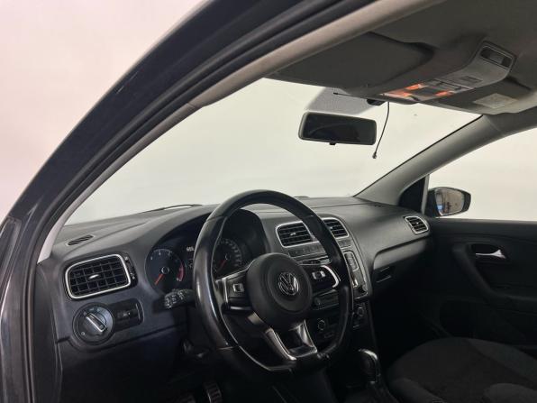 Volkswagen Polo V Рестайлинг с пробегом 2018 года, цена 1 385 000 рублей, 77000 км, седан, Автокод Объявления