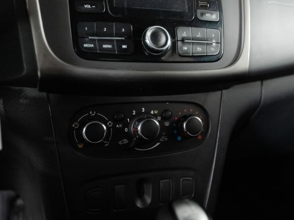 Renault Logan II Рестайлинг с пробегом 2018 года, цена 992 000 рублей, 79931 км, седан, Автокод Объявления