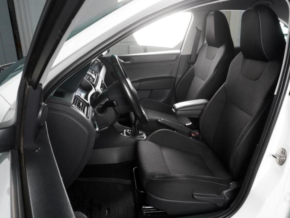 Skoda Rapid I с пробегом 2015 года, цена 1 319 000 рублей, 77670 км, лифтбек, Автокод Объявления