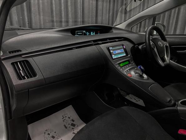 Toyota Prius III Рестайлинг (XW30) с пробегом 2013 года, цена 950 000 рублей, 325000 км, лифтбек, Автокод Объявления