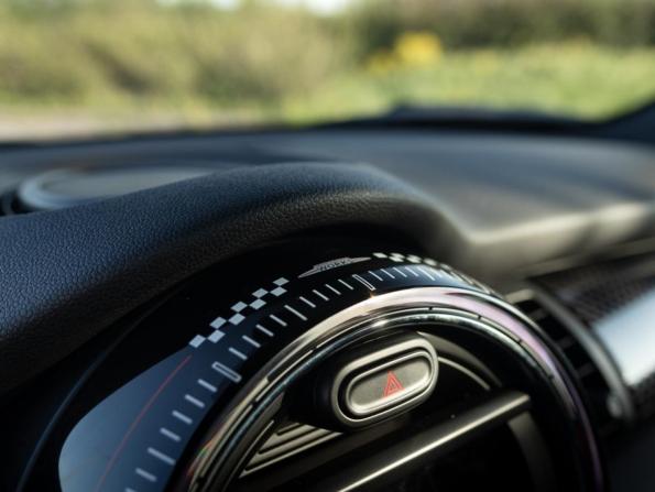 Mini Hatch III (F55/F56) Рестайлинг с пробегом 2018 года, цена 2 679 700 рублей, 110000 км, хэтчбек, Автокод Объявления