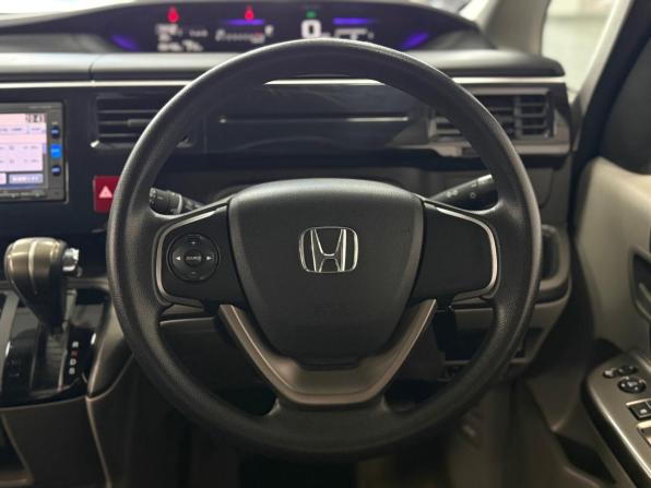 Honda Stepwgn V с пробегом 2017 года, цена 1 800 000 рублей, 106451 км, минивэн, Автокод Объявления
