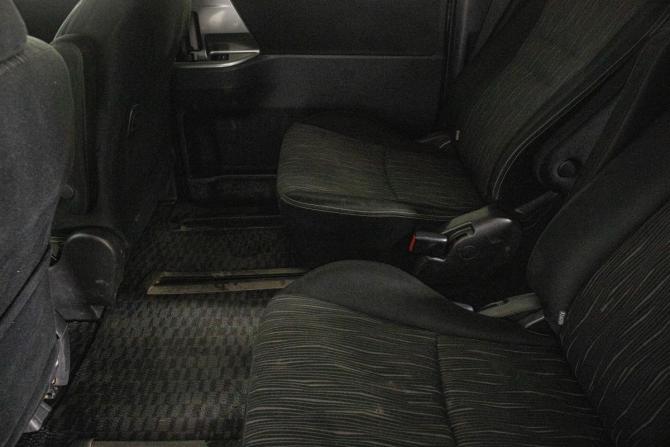 Toyota Voxy II (R70) Рестайлинг с пробегом 2012 года, цена 1 329 000 рублей, 325993 км, минивэн, Автокод Объявления