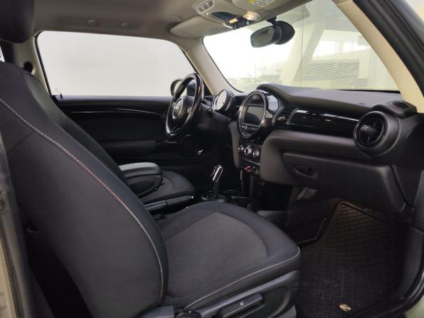 Mini Hatch III (F55/F56) Рестайлинг с пробегом 2018 года, цена 1 520 000 рублей, 111458 км, хэтчбек, Автокод Объявления