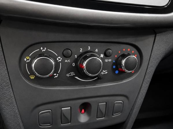 Renault Logan II Рестайлинг с пробегом 2018 года, цена 770 500 рублей, 165130 км, седан, Автокод Объявления