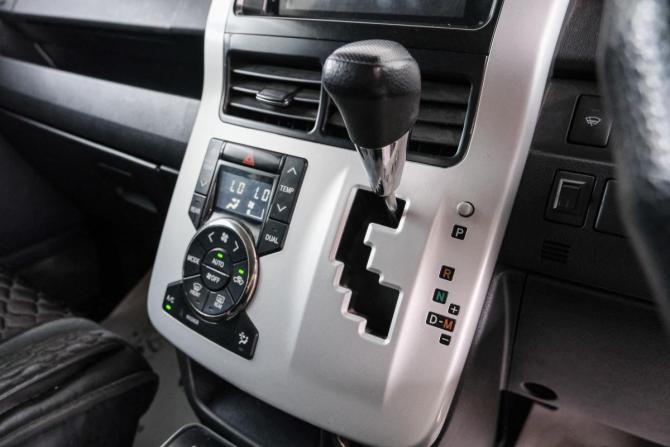 Toyota Voxy II (R70) с пробегом 2010 года, цена 1 349 000 рублей, 190808 км, минивэн, Автокод Объявления