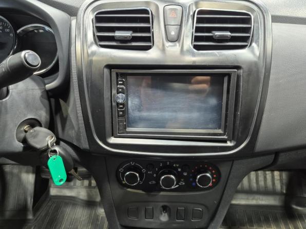 Renault Logan II с пробегом 2015 года, цена 649 900 рублей, 215000 км, седан, Автокод Объявления