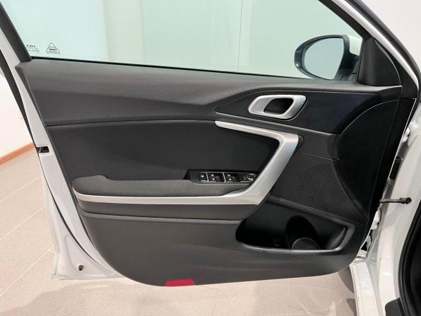 Kia Ceed III Рестайлинг с пробегом 2023 года, цена 1 990 000 рублей, 68026 км, хэтчбек, Автокод Объявления