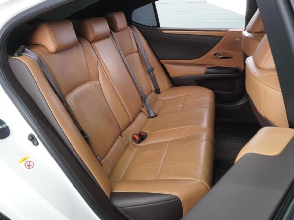 Lexus ES VII с пробегом 2018 года, цена 3 922 000 рублей, 103867 км, седан, Автокод Объявления