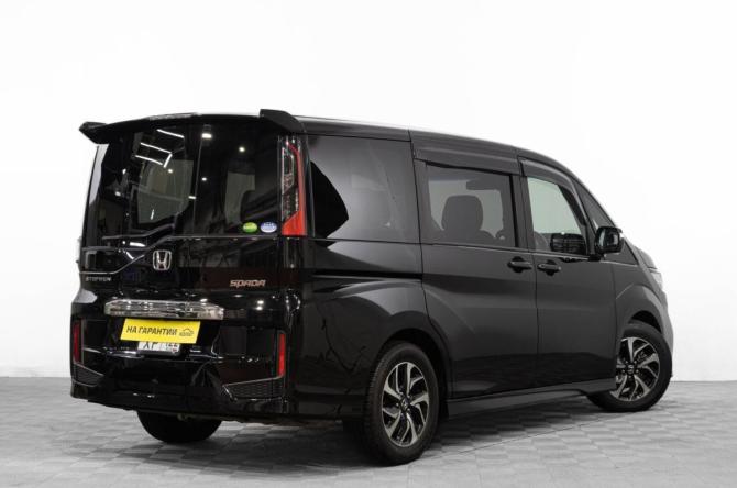 Honda Stepwgn V Рестайлинг с пробегом 2017 года, цена 2 079 000 рублей, 117000 км, минивэн, Автокод Объявления