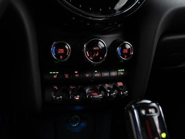 Mini Hatch III (F55/F56) Рестайлинг с пробегом 2020 года, цена 3 297 444 рубля, 74460 км, хэтчбек, Автокод Объявления