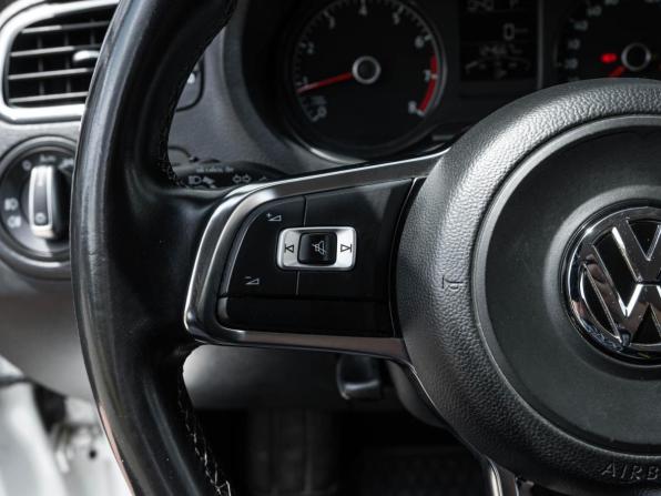 Volkswagen Polo V Рестайлинг с пробегом 2018 года, цена 1 279 700 рублей, 124667 км, седан, Автокод Объявления