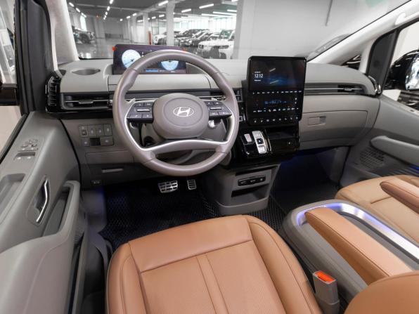Hyundai Staria I с пробегом 2024 года, цена 6 200 000 рублей, 35945 км, минивэн, Автокод Объявления