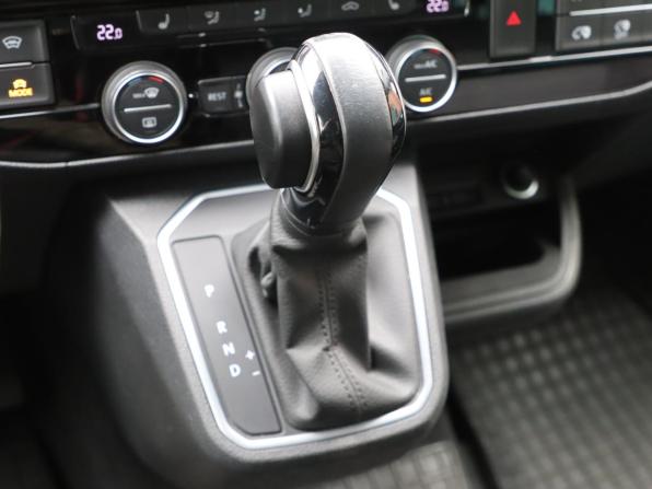Volkswagen Multivan T6 Рестайлинг с пробегом 2021 года, цена 4 650 000 рублей, 231261 км, минивэн, Автокод Объявления