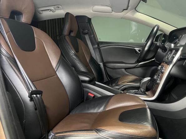 Volvo V40 II с пробегом 2013 года, цена 1 250 000 рублей, 157813 км, хэтчбек, Автокод Объявления