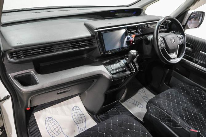 Honda Stepwgn V с пробегом 2015 года, цена 1 969 000 рублей, 131800 км, минивэн, Автокод Объявления