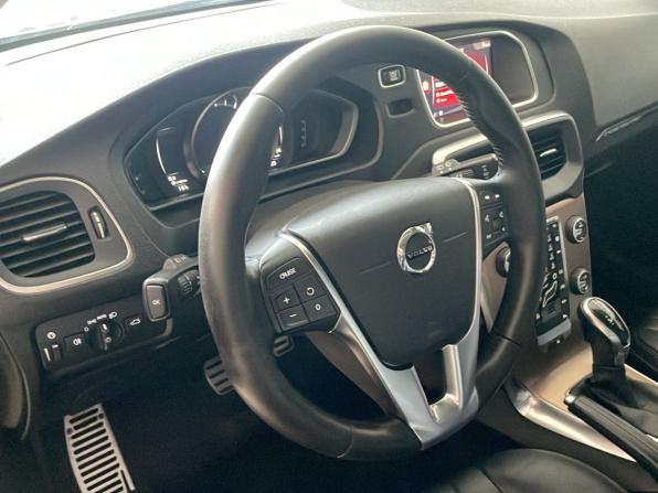 Volvo V40 Cross Country I Рестайлинг с пробегом 2017 года, цена 1 650 000 рублей, 126496 км, хэтчбек, Автокод Объявления