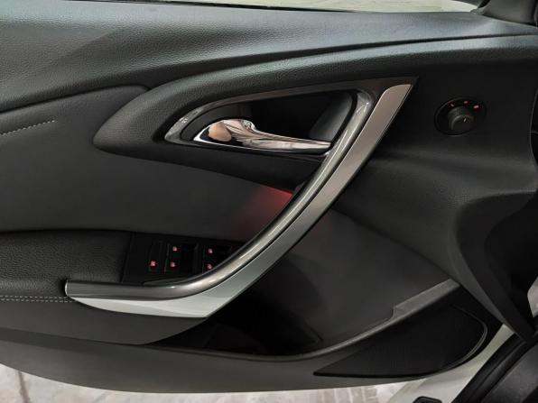 Opel Astra J Рестайлинг с пробегом 2014 года, цена 799 000 рублей, 97932 км, хэтчбек, Автокод Объявления