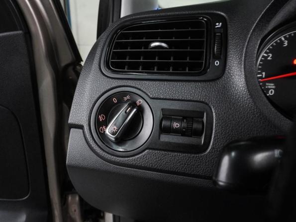 Volkswagen Polo V Рестайлинг с пробегом 2016 года, цена 999 000 рублей, 199908 км, седан, Автокод Объявления