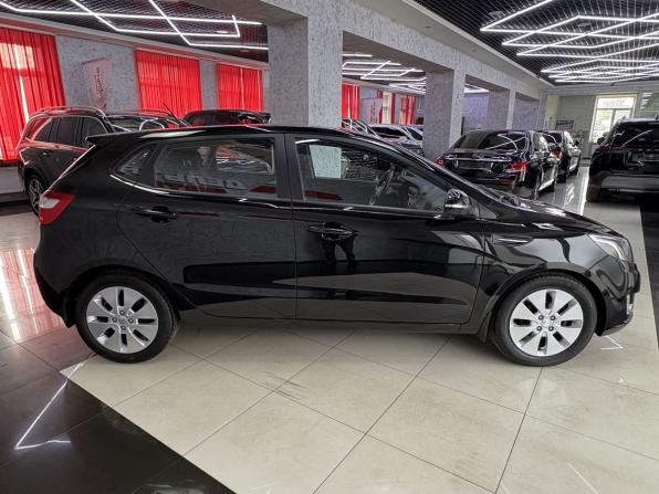 Kia Rio III Рестайлинг с пробегом 2015 года, цена 1 365 000 рублей, 33893 км, хэтчбек, Автокод Объявления