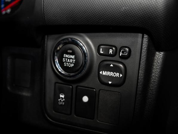 Toyota Wish II Рестайлинг с пробегом 2012 года, цена 1 415 000 рублей, 185000 км, минивэн, Автокод Объявления