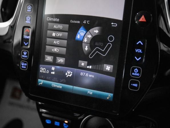 Toyota Prius IV (XW50) с пробегом 2018 года, цена 2 000 000 рублей, 180853 км, лифтбек, Автокод Объявления