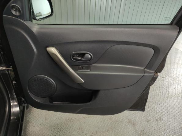 Renault Sandero II с пробегом 2015 года, цена 590 000 рублей, 91231 км, хэтчбек, Автокод Объявления