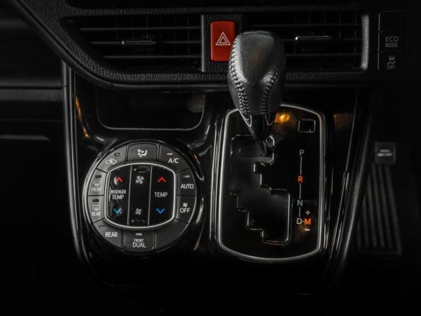 Toyota Noah III (R80) Рестайлинг с пробегом 2017 года, цена 2 370 000 рублей, 103175 км, минивэн, Автокод Объявления