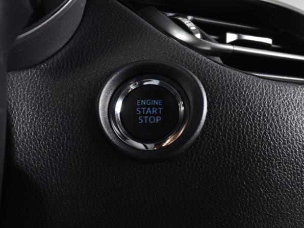 Toyota C-HR I Рестайлинг с пробегом 2019 года, цена 2 049 999 рублей, 96649 км, внедорожник, Автокод Объявления
