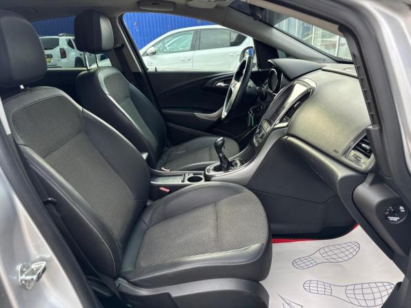 Opel Astra J с пробегом 2011 года, цена 690 000 рублей, 237365 км, хэтчбек, Автокод Объявления