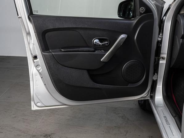 Renault Sandero II с пробегом 2015 года, цена 600 000 рублей, 217798 км, хэтчбек, Автокод Объявления