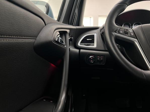 Opel Astra J Рестайлинг с пробегом 2014 года, цена 900 000 рублей, 151300 км, хэтчбек, Автокод Объявления