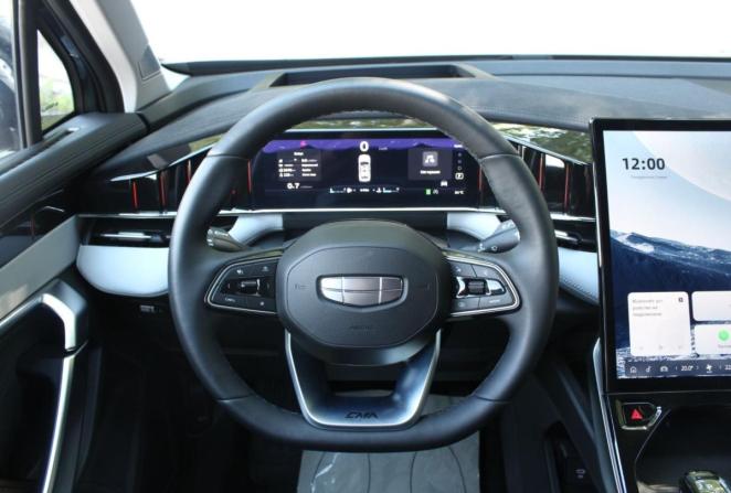 Geely Atlas II с пробегом 2025 года, цена 3 550 000 рублей, 2598 км, внедорожник, Автокод Объявления